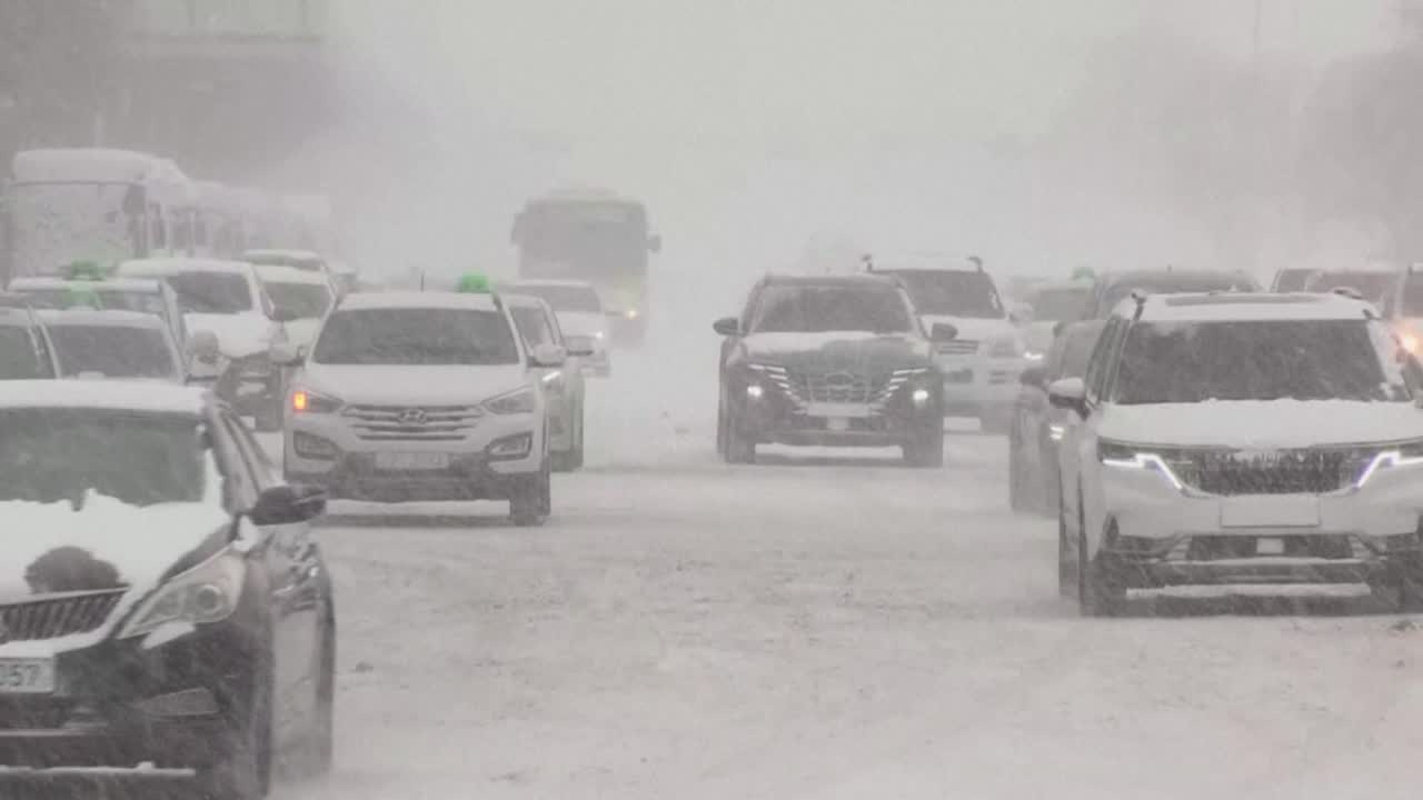 South Korea, Japan Grapple With Heavy Snow Chaos, Delays