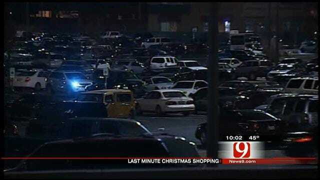 Last-Minute Shoppers Rush Malls In OKC