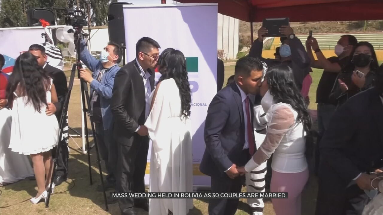 30 Couples Get Married In Mass Ceremony In Bolivia 