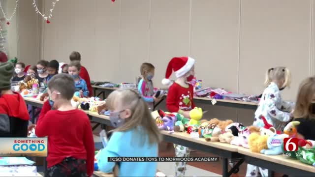 Tulsa County Deputies Bring Students Christmas Gifts