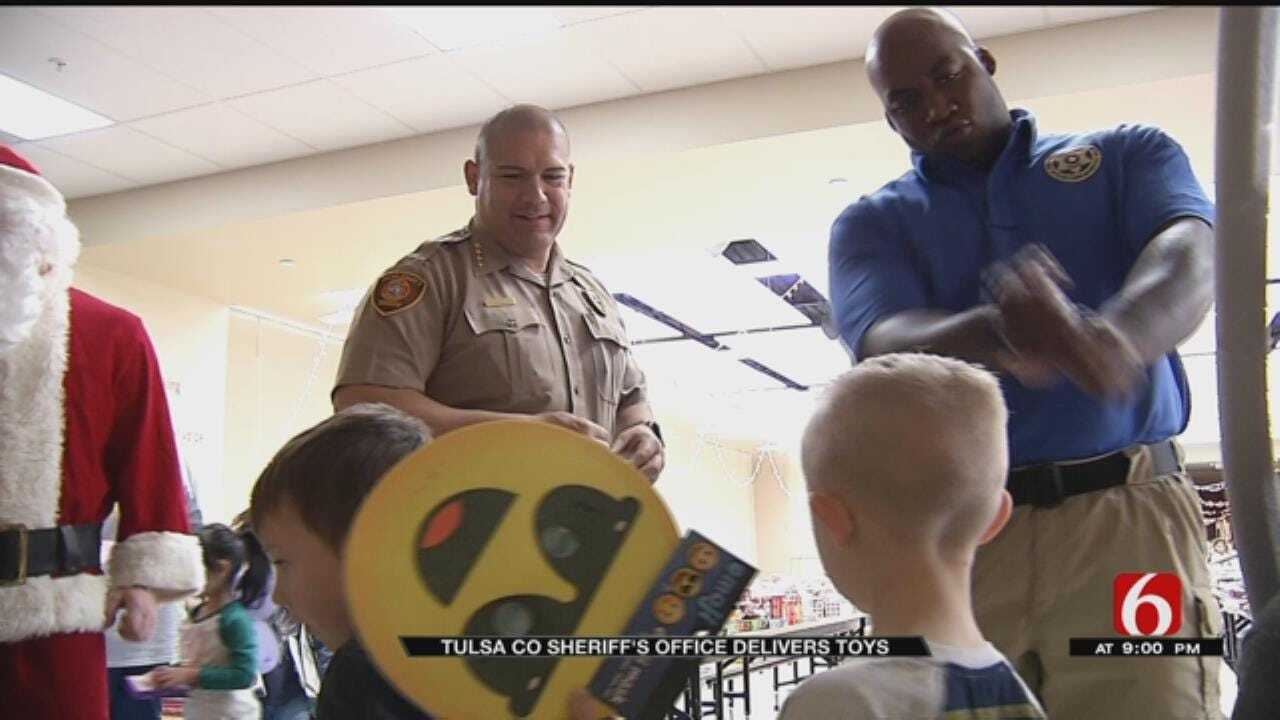 Tulsa County Deputies Deliver Toys To Elementary Students In Sand Springs
