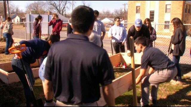 Tulsa's Street School Students Get Lesson In Gardening, Engineering