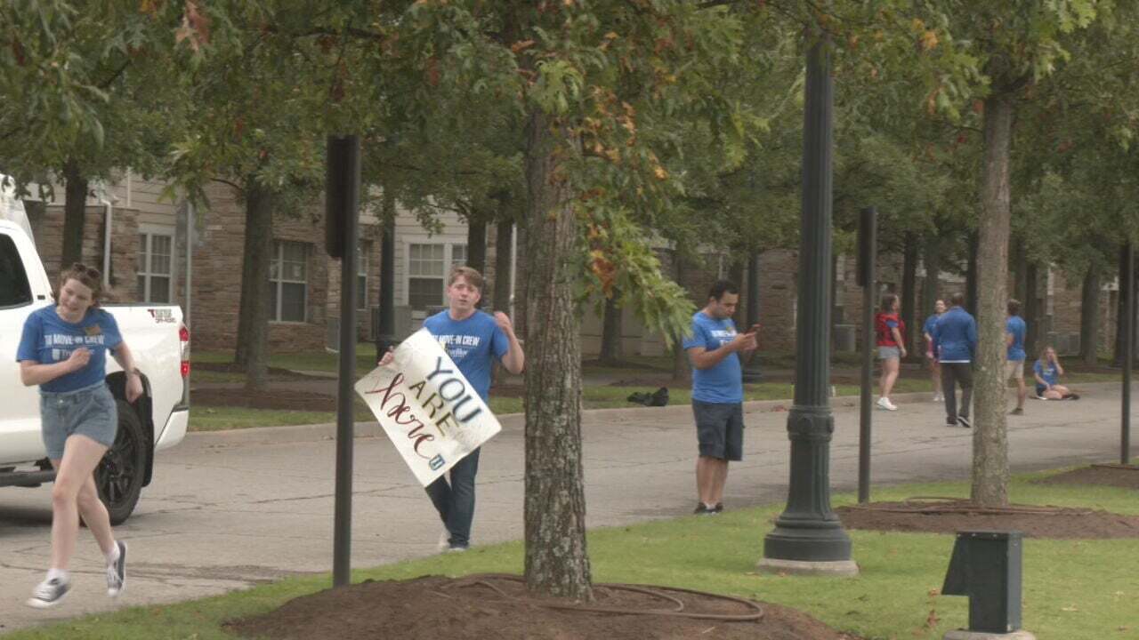 Freshmen Begin To Move Onto Campus At University Of Tulsa