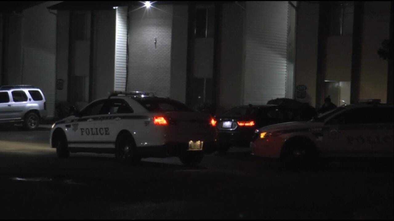 Man With Knife Robs 2 People At Tulsa Apartment Complex
