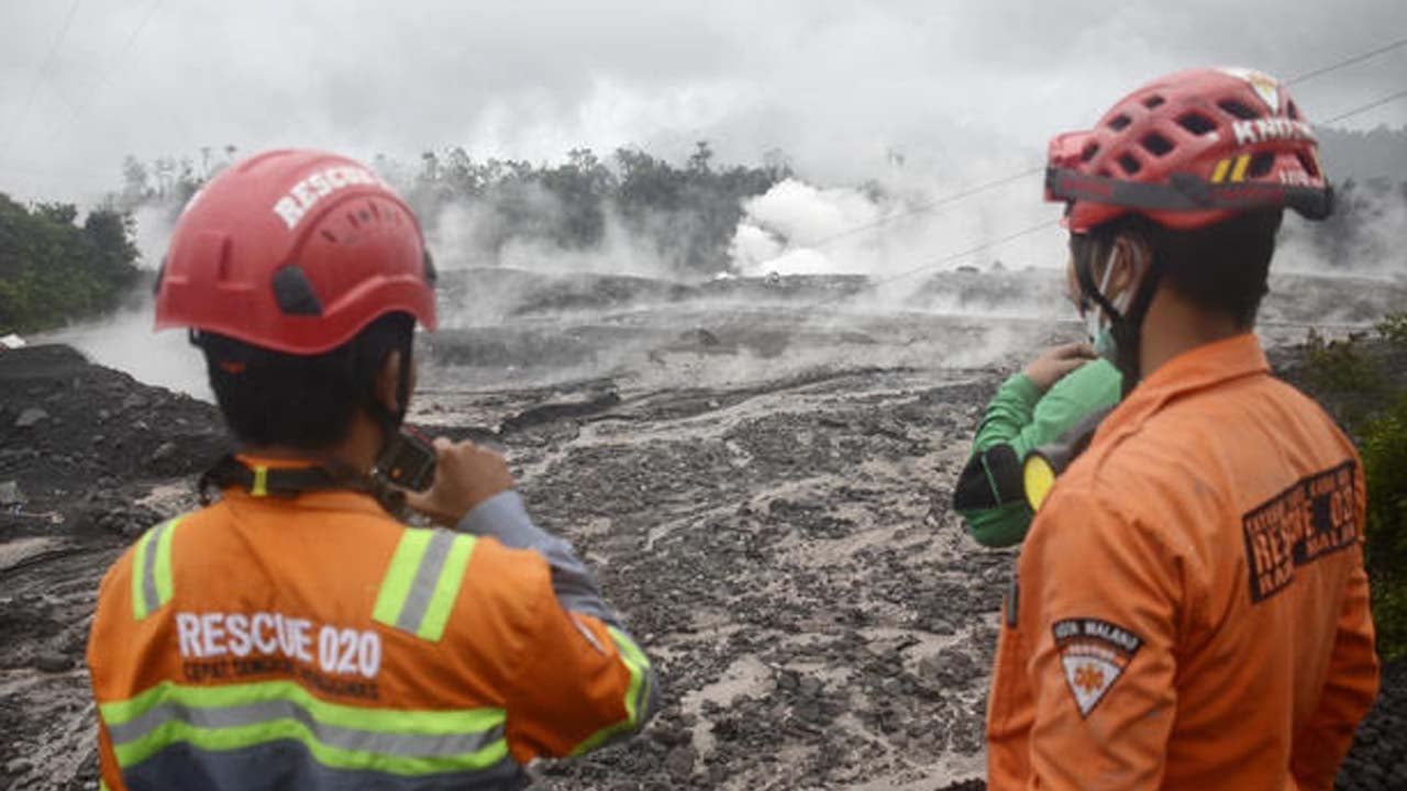 Thousands Flee As Indonesia's Mount Semeru Volcano Erupts Anew