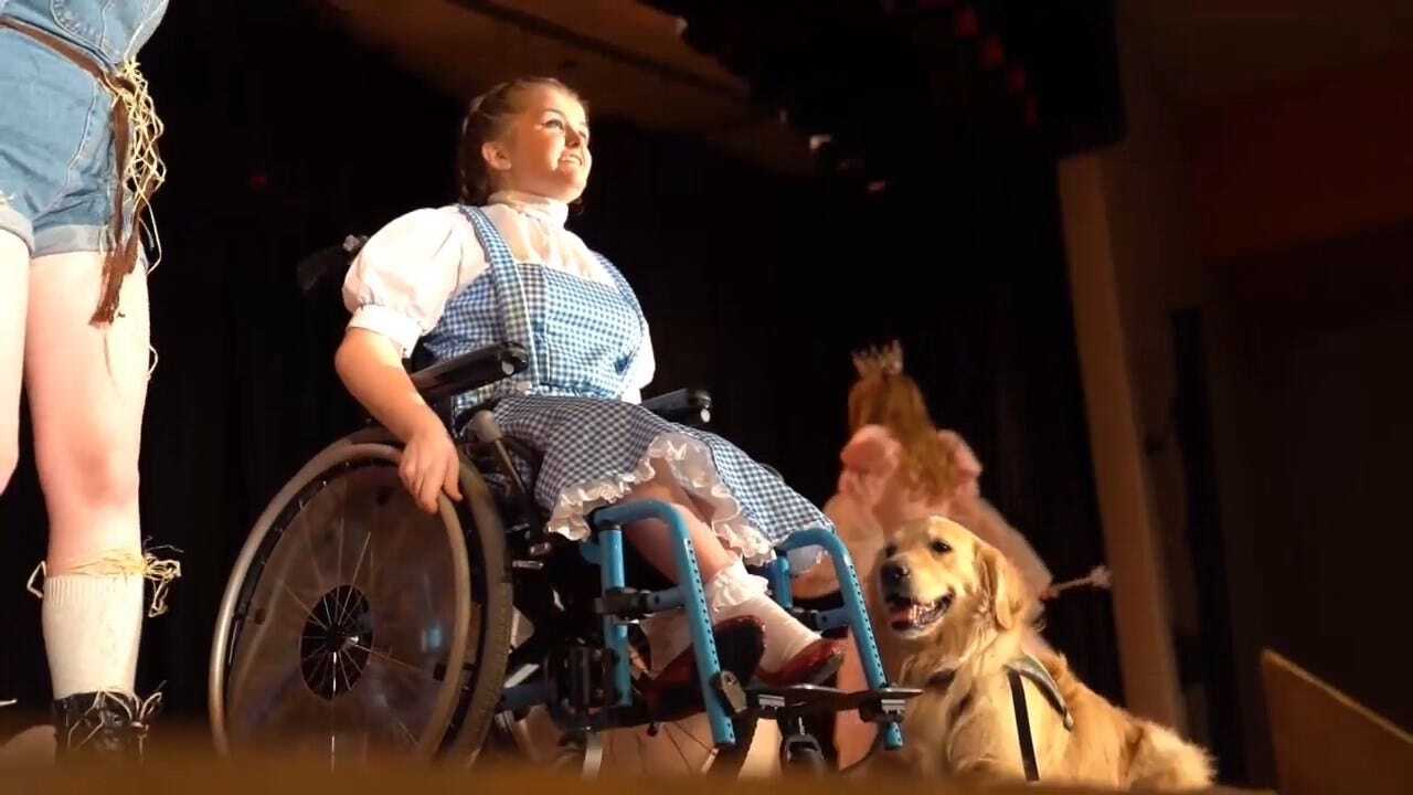 Teen And Her Service Dog Star In Production Of 'The Wizard Of Oz'