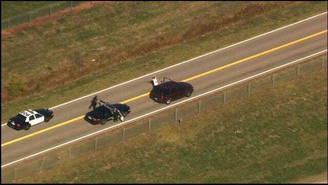 WEB EXTRA: Bob Mills SkyNews 9 HD Flies Over Chase In South OKC