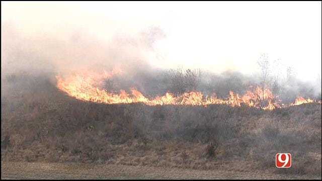 WEB EXTRA: Bob Mills SkyNews 9 HD Flies Over Grass Fire Along I-40