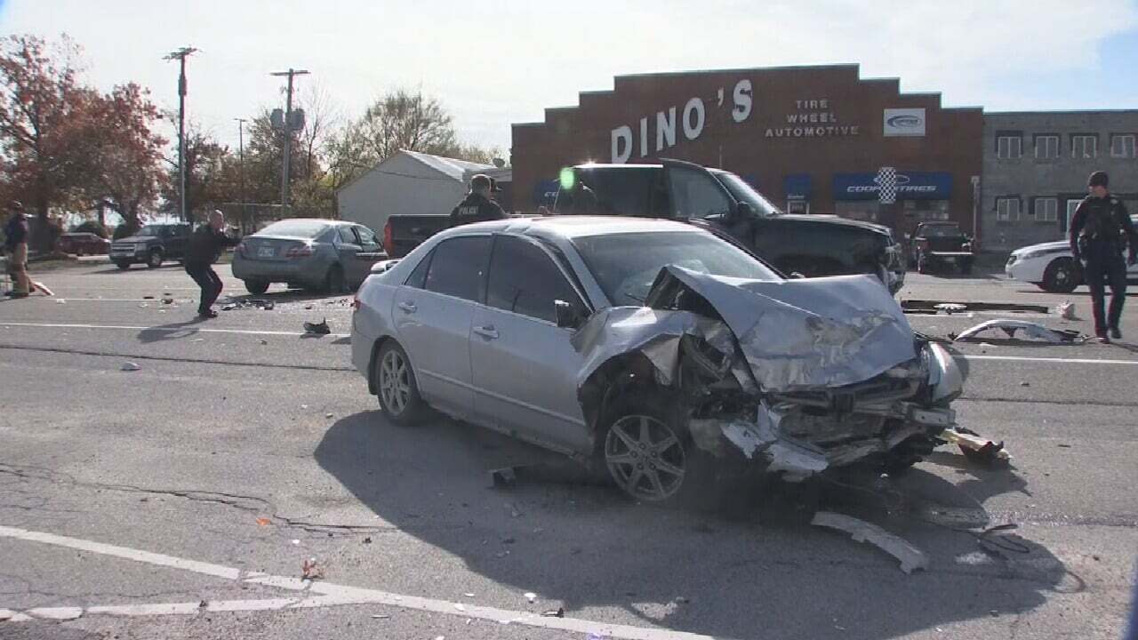 2 Injured In Crash Involving 3 Cars In Tulsa