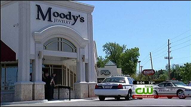 Police Search For Gunmen Who Robbed Tulsa Jewelry Store