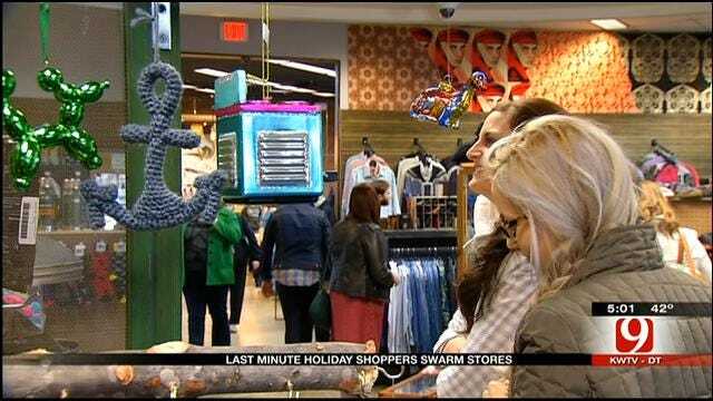 Last-Minute Shoppers Hit Oklahoma Stores On Christmas Eve