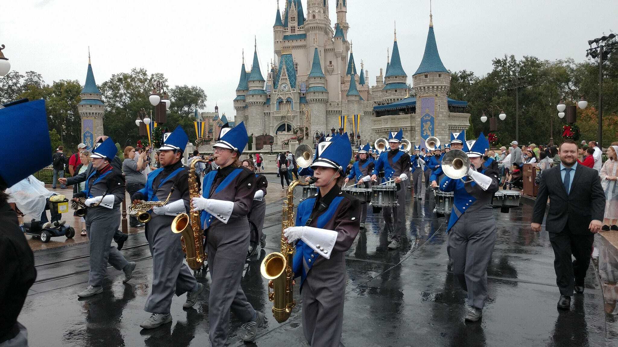 Sapulpa High School Band Marches In Disney World Parade