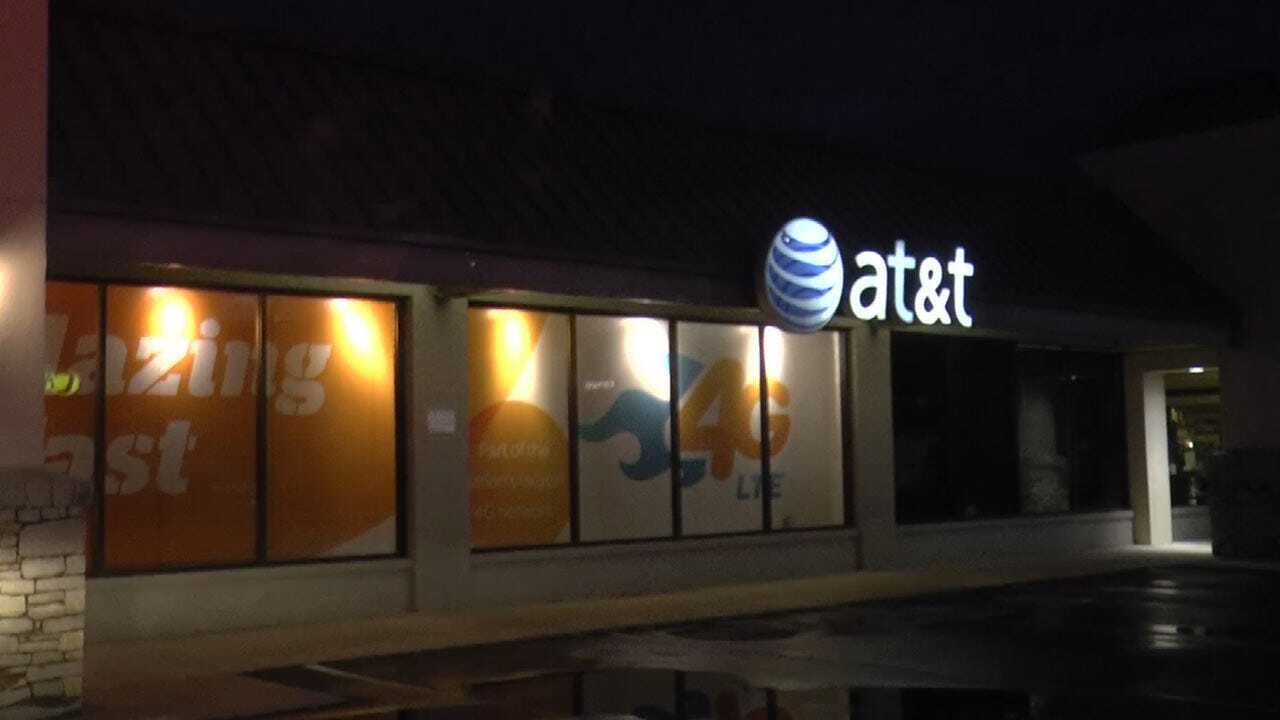 WEB EXTRA: Thieves Hit Tulsa AT&T Store