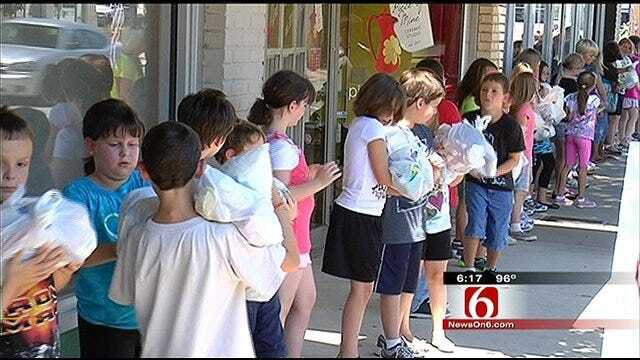 Sand Springs Students Form Human Chain Of Giving