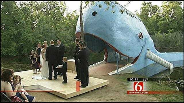 Couple Tie The Knot At Catoosa's Blue Whale