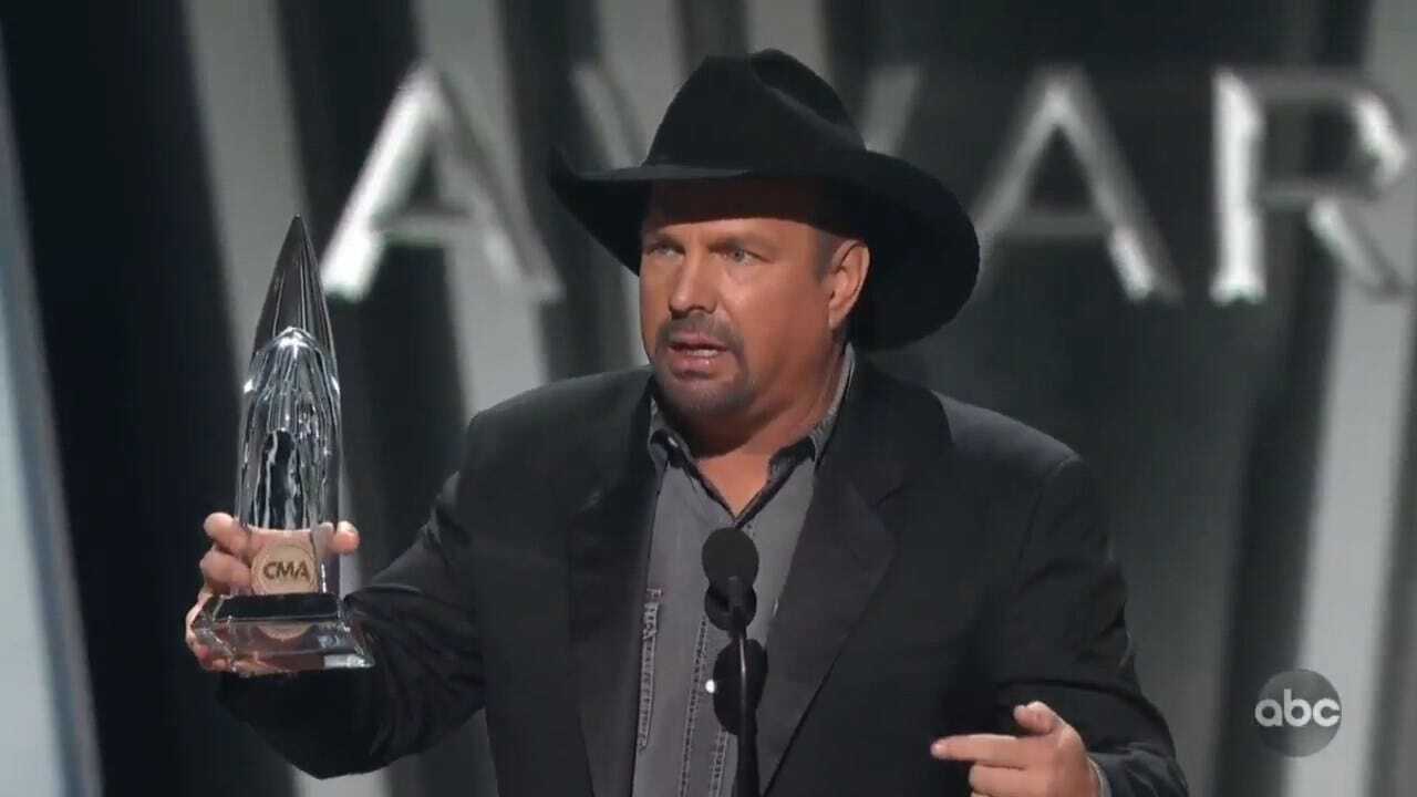 Garth Brooks Wins 'Entertainer Of The Year' At 2019 CMAs