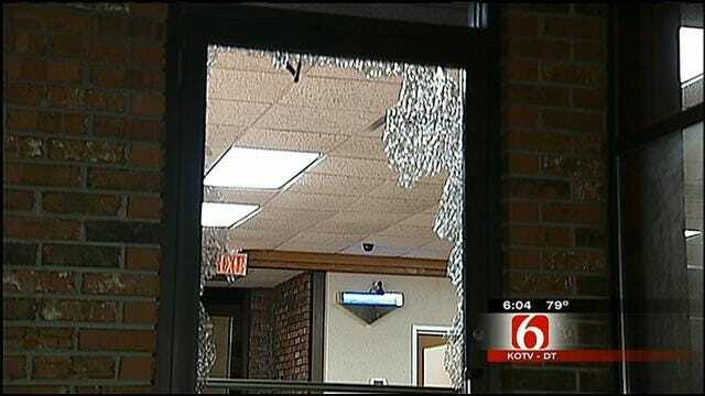 Thieves Use Rock And Guns To Rob Tulsa Restaurant Employees