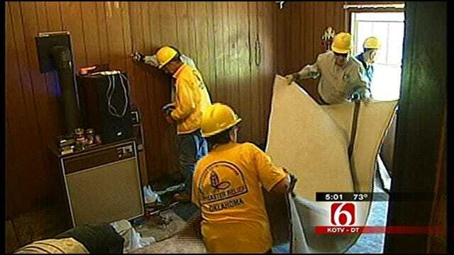 Missouri Flood Victims Clean Up With Help From Oklahoma Volunteers