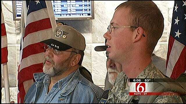 Veterans Welcome Soldiers Home At Tulsa International Airport