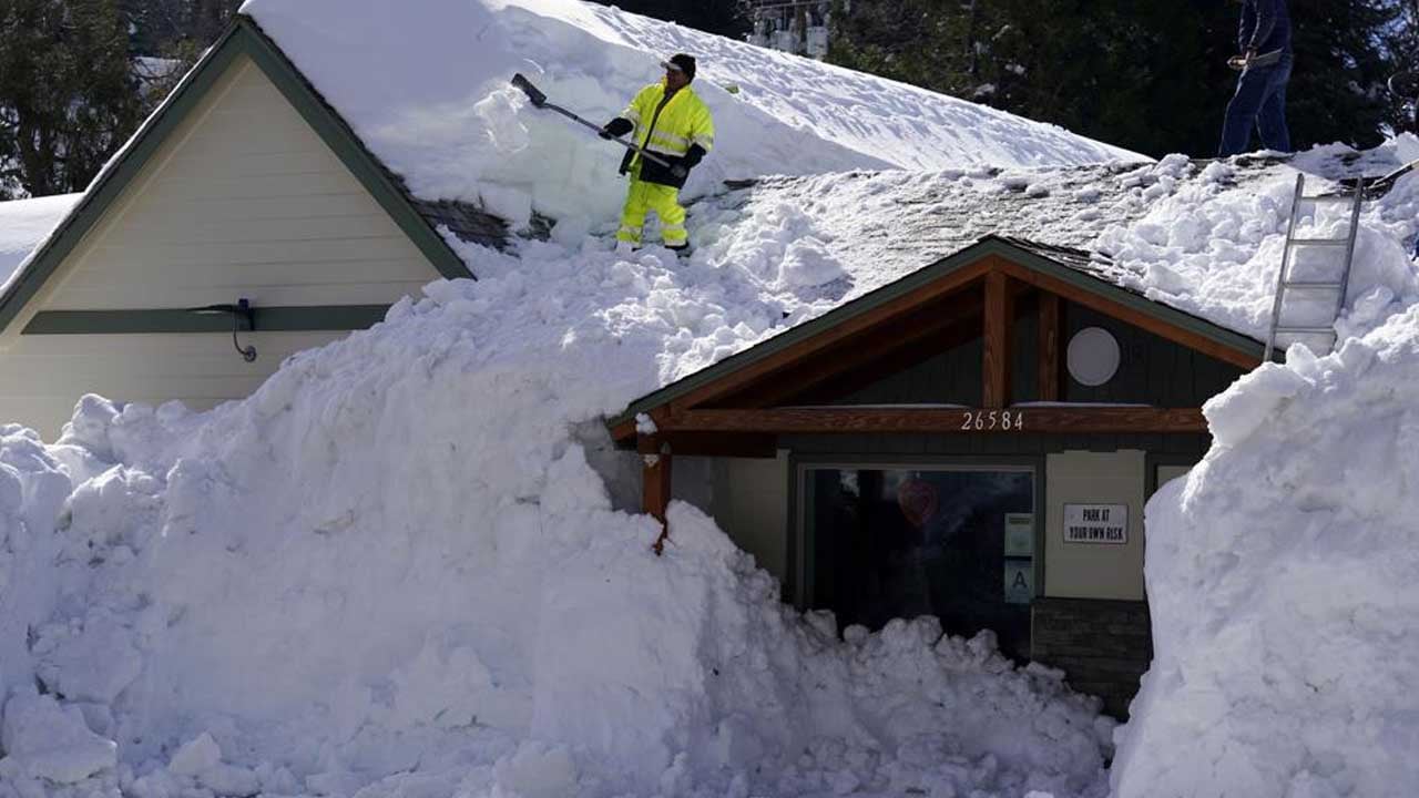 Volunteers In Mountain Towns Dig Out Snow-stuck Californians
