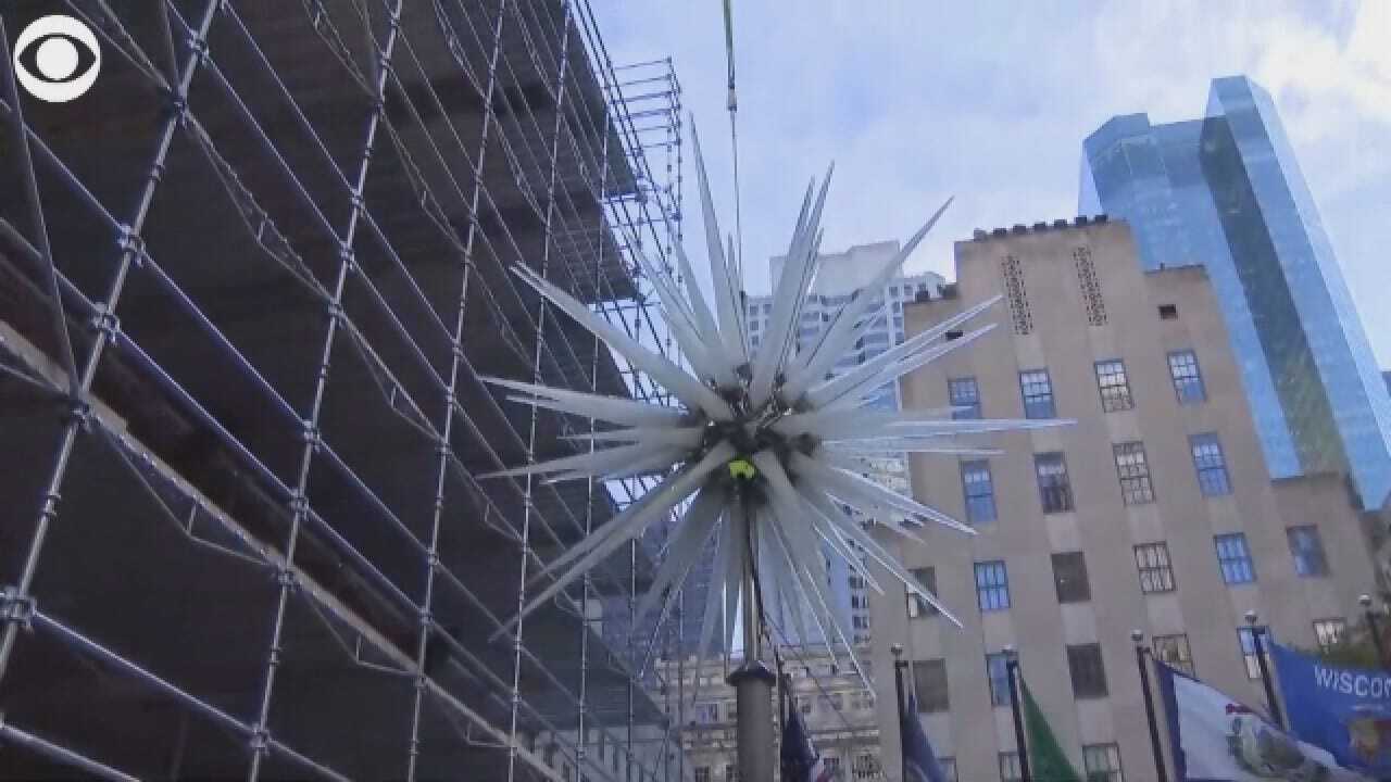 Crews Lift 900-Pound Star To Top Of Rockefeller Center Christmas Tree