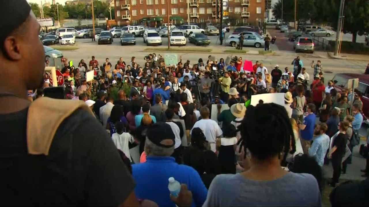 Protestors Call For Arrest Of Officer In Terence Crutcher Shooting