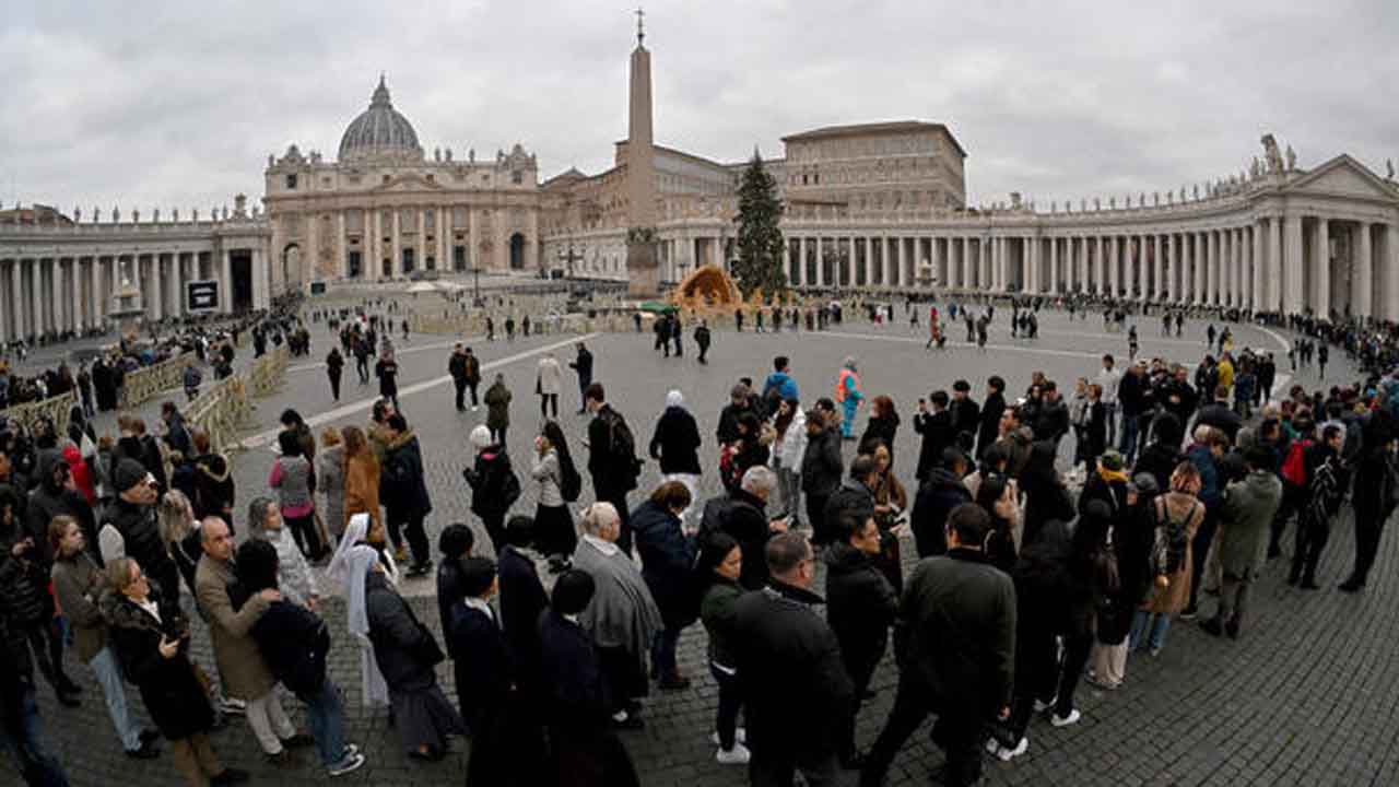 Thousands Mourn Benedict XVI As Pope Emeritus Lies In State At The Vatican
