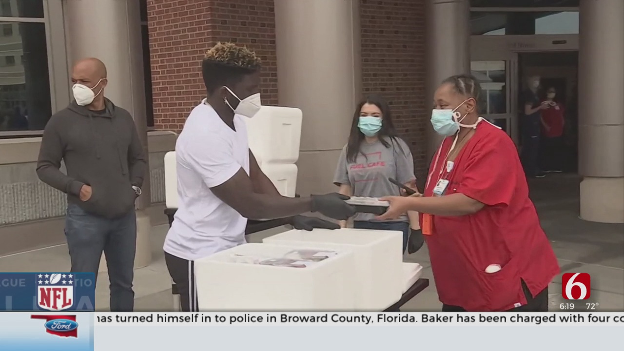 Former Cowboy Tyreek Hill Helps Provide Meals For Healthcare Workers 