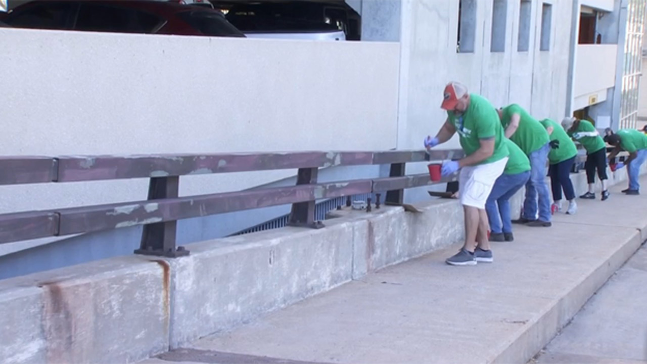 Williams Energy Workers Start Week Of Service By Painting MLK Bridge Handrails 
