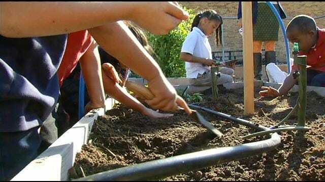 Tulsa MET Students Teach Kids Gardening To Help Fill Food Bank