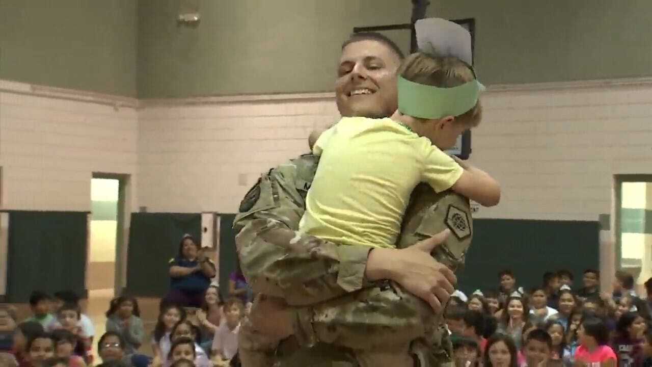 Arizona Soldier Surprises His Kindergarten Son At His School