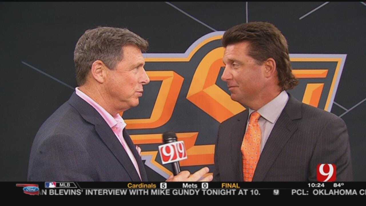 Dean Chats With OSU's Mike Gundy At Big 12 Media Day