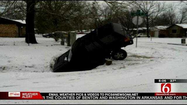 Drivers Struggle On Tulsa Hills During Snow Storm