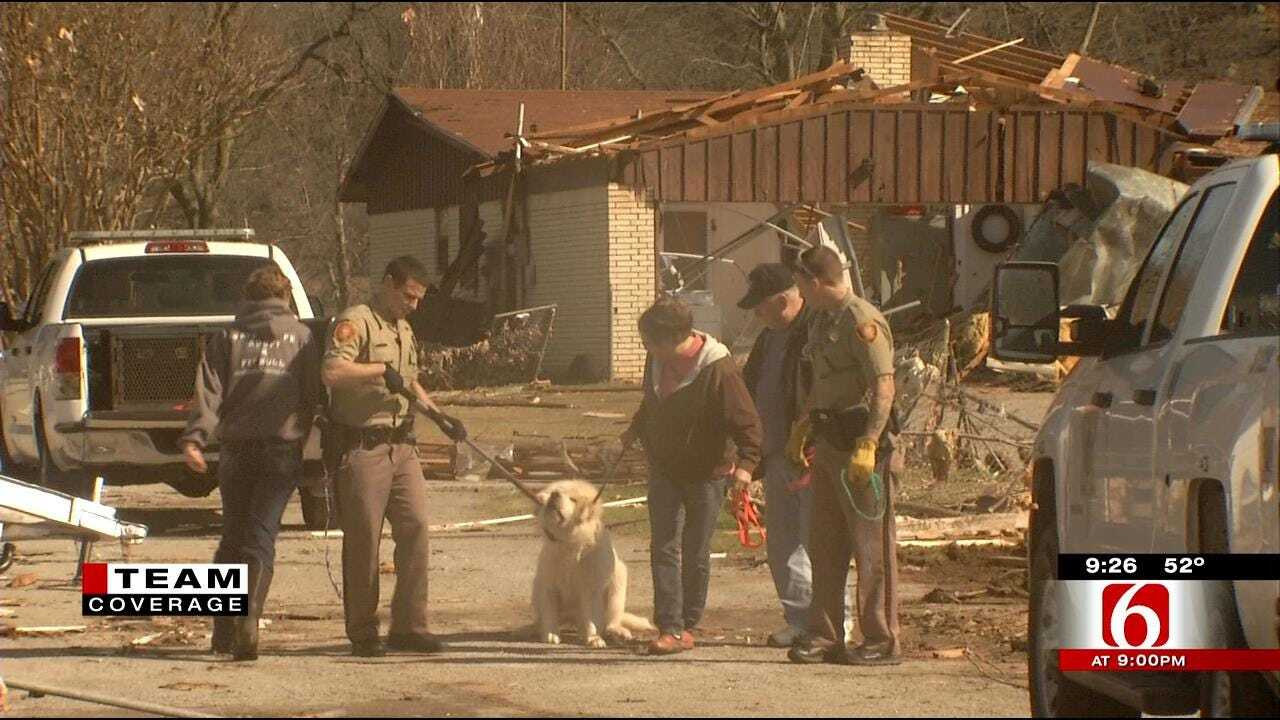 Oklahoma Volunteers Rescuing Pets From Tornado Debris