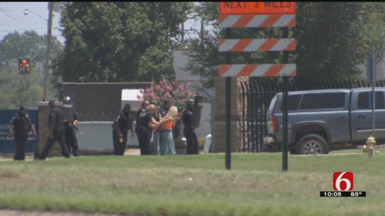 Police: Suspect In Tulsa Standoff Acted Strangely At Oologah Businesses