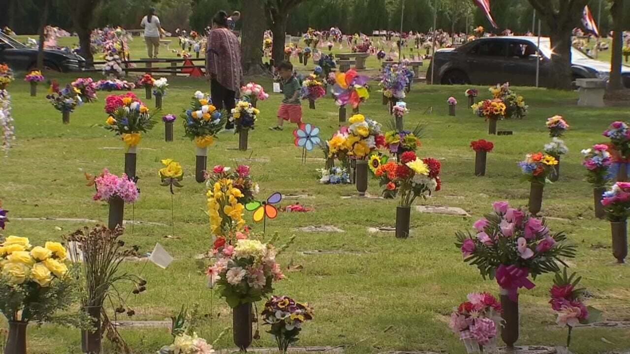 Hundreds Visit Floral Haven Cemetery To Honor Fallen Soldiers, Remember Loved Ones