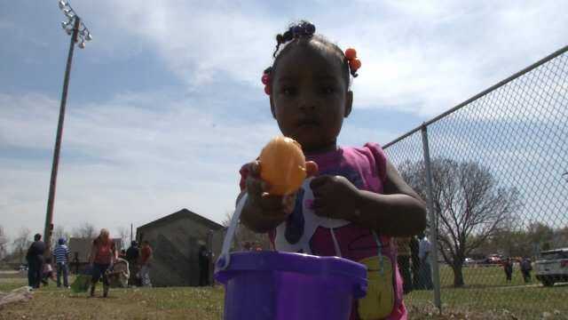 Kids Turn Out For Tulsa Police Easter Egg Hunt At Lacy Park