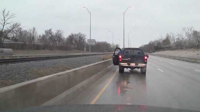 WEB EXTRA: Pickup Truck Driver Stops On BA Expressway To Clean Front Windshield